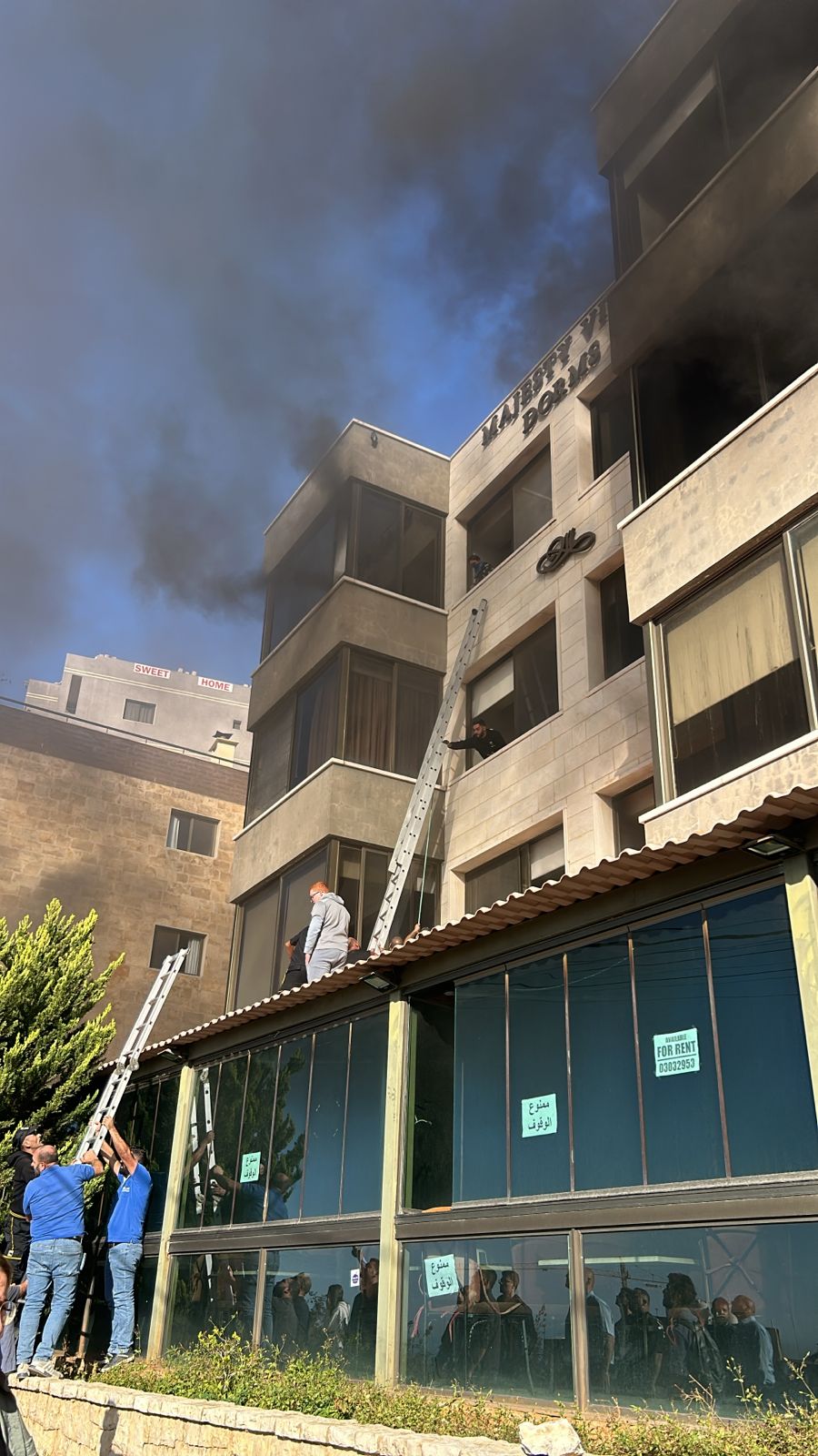 حريق في شقة طلابية قرب الجامعة اللبنانية الأميركية وإخلاء سكانها من النوافذ