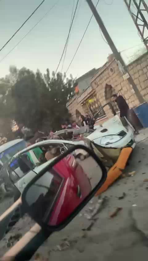 بالفيديو - 11 إصابة بينهم حالتان خطرتان في استهداف سيارة قرب الطيري…