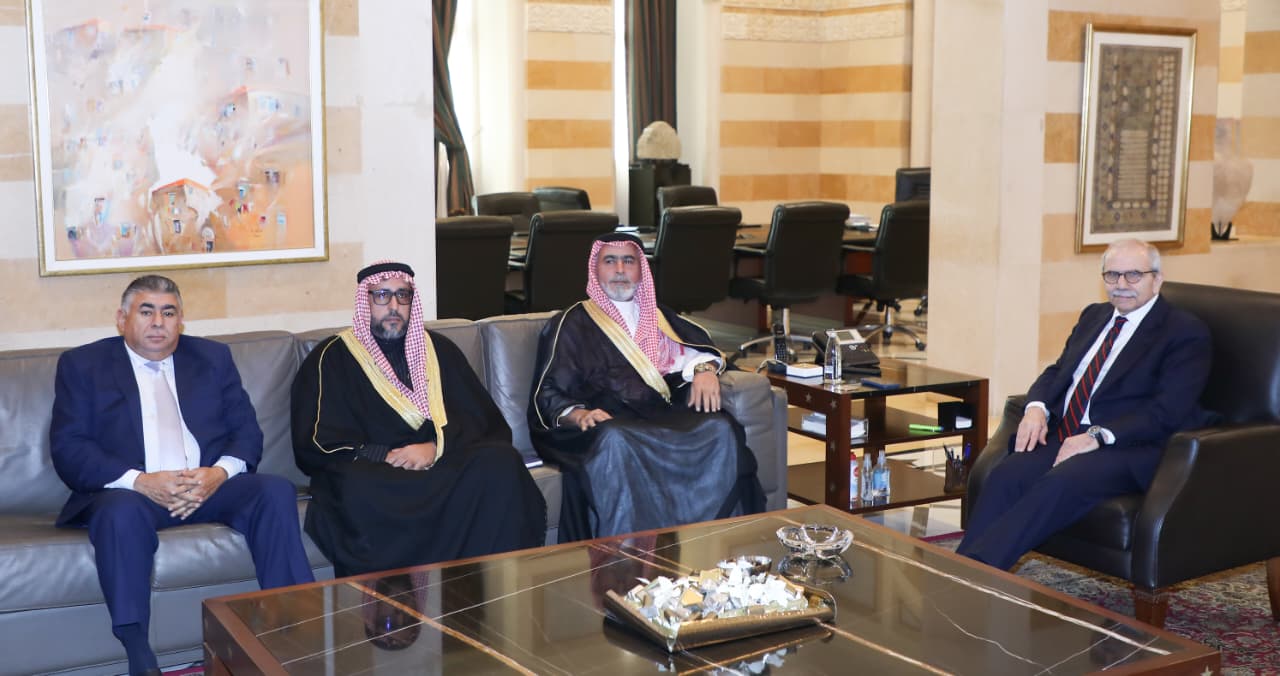 سلام يناقش مع جنبلاط وأبو فاعور المستجدات السياسية… ووفد العشائر العربية يطرح ملفات السيادة والوظيفة العامة والعدالة القضائية