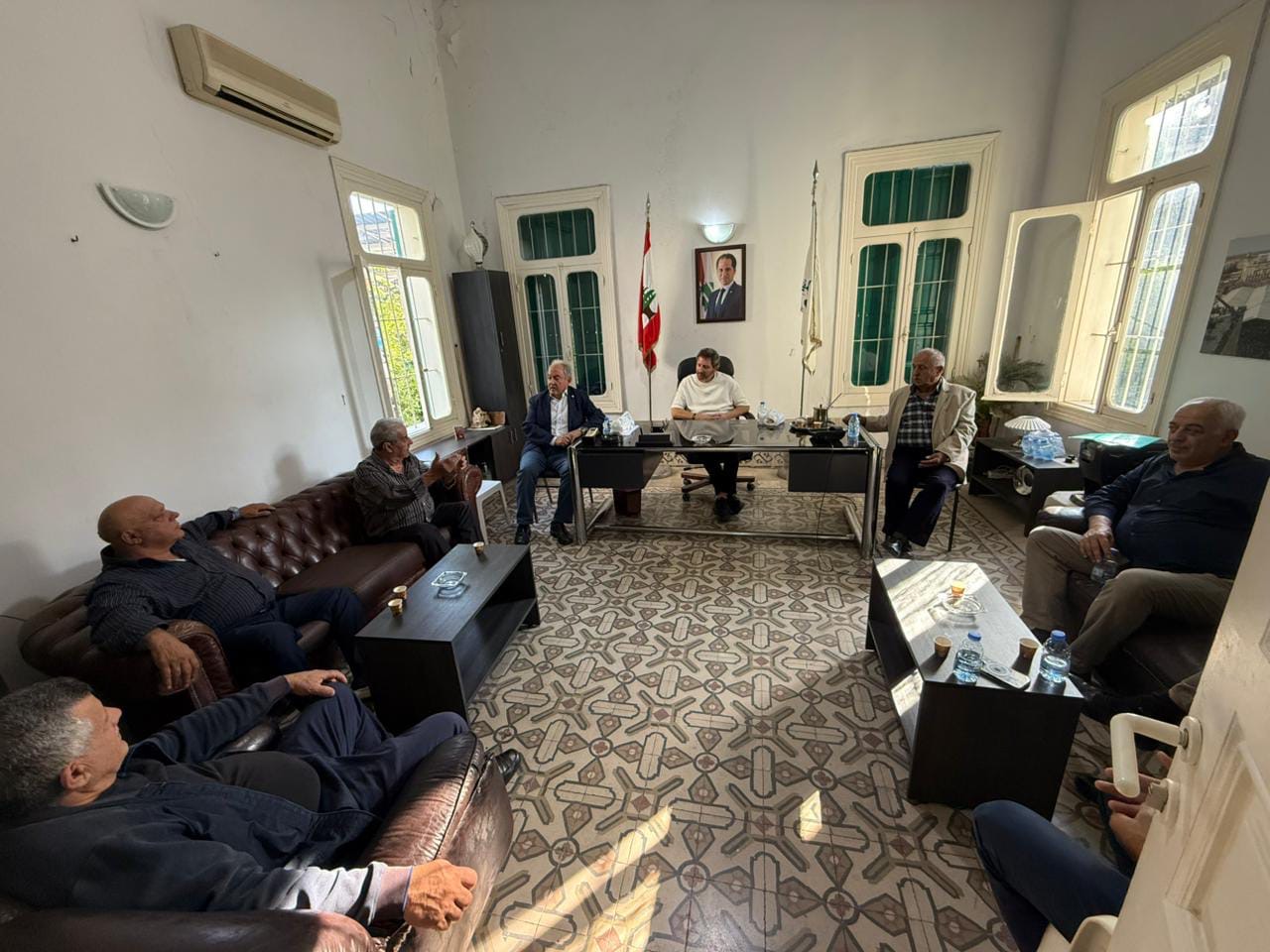 وفد من المخاتير السابقين في البترون يزور نائب رئيس  الكتائب لعرض معاناتهم ومطالبهم