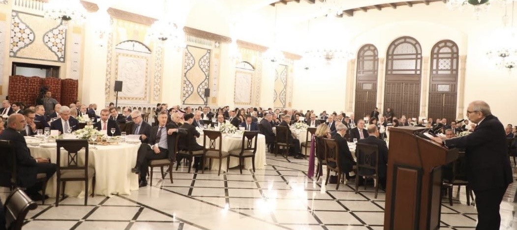 سلام في عشاء على شرف المشاركين باختتام مؤتمر بيروت ١: لا أمن ولا استقرار من دون حصر السلاح