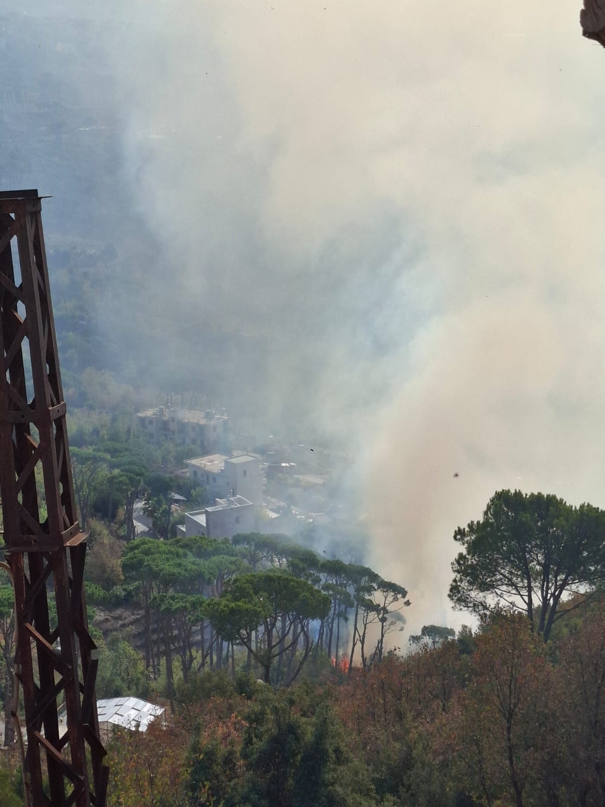 حريق كبير يقترب من المنازل في أحراج بنابيل – المتن الشمالي