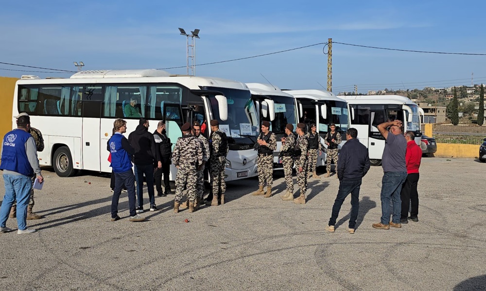 تفكيك مخيم للنازحين على ضفاف نهر الليطاني