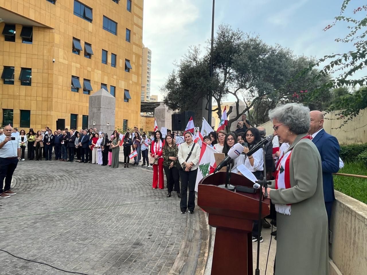 الوزيرة كرامي في الإحتفال بعيد الإستقلال في وزارة التربية :<br />
