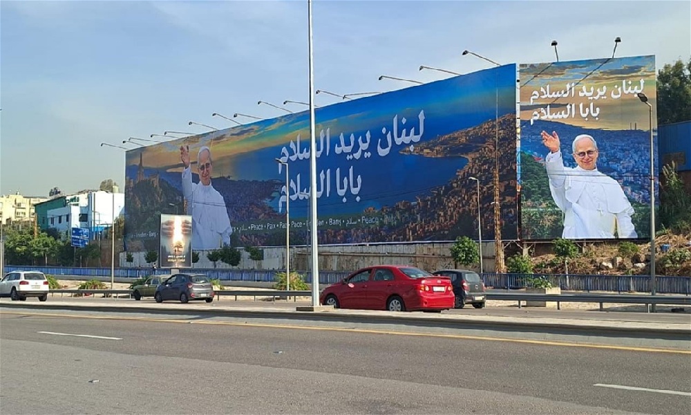 لافتة على طريق المطار: “لبنان يريد السلام.. بابا السلام”
