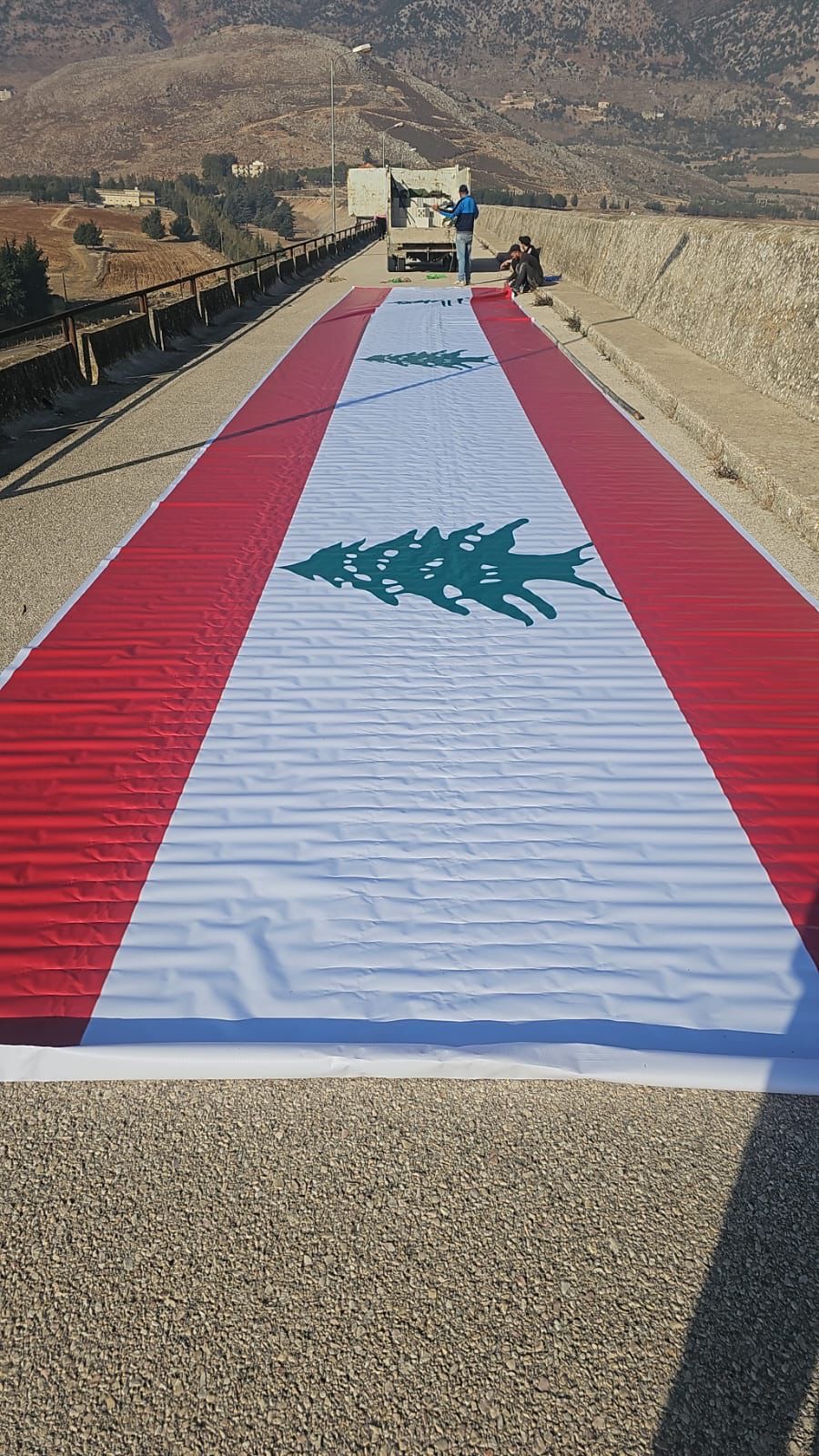 بالفيديو - التحضير لرفع العلم اللبناني على واجهة سد القرعون احتفالاً بعيد الاستقلال