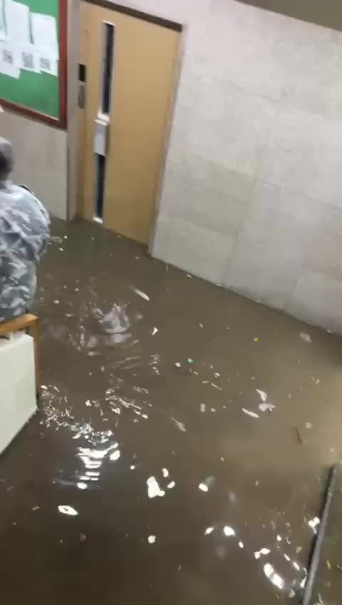 بالفيديو - وزارة العمل تغرق بمياه الامطار!