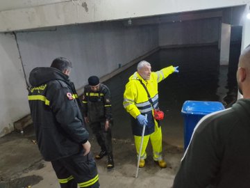 تدخّل الدفاع المدني في بيروت والضاحية الجنوبية لمعالجة تجمّعات المياه واحتجاز سيارات بفعل الأمطار