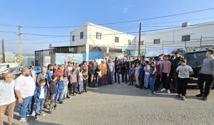 اعتصام أمام مدرسة للمطالبة بإخلائها من اللاجئين السوريين