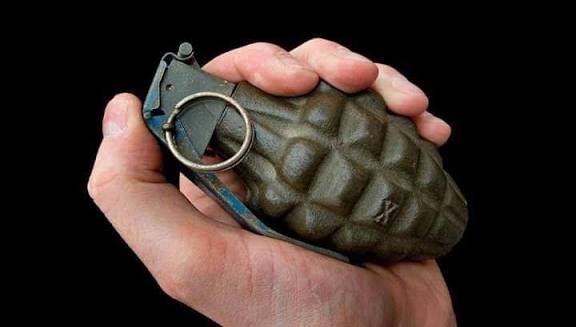 ألقى قنبلة وهرب…!