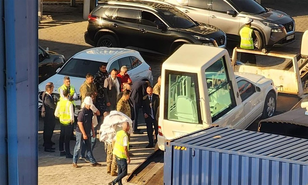 بالصورة: السيارة المخصصة للبابا تصل مرفأ بيروت