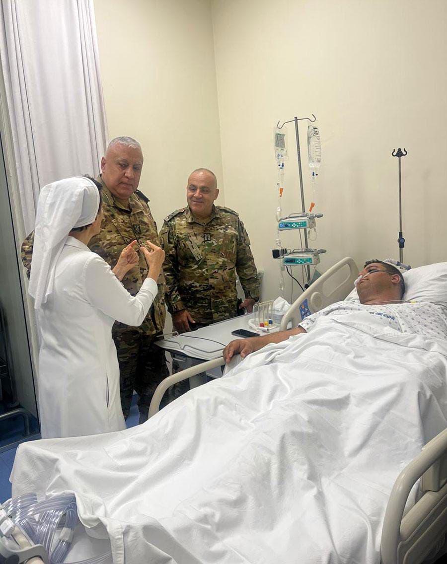 رئيس الأركان يزور ضابطًا مصابًا أثناء توقيف مواطن عند حاجز النملية – ضهر البيدر