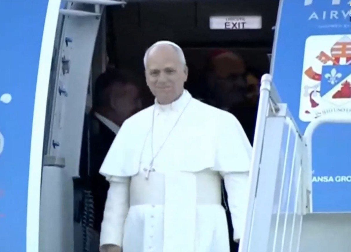 بالفيديو - وصول قداسة  البابا لاوون الى بيروت