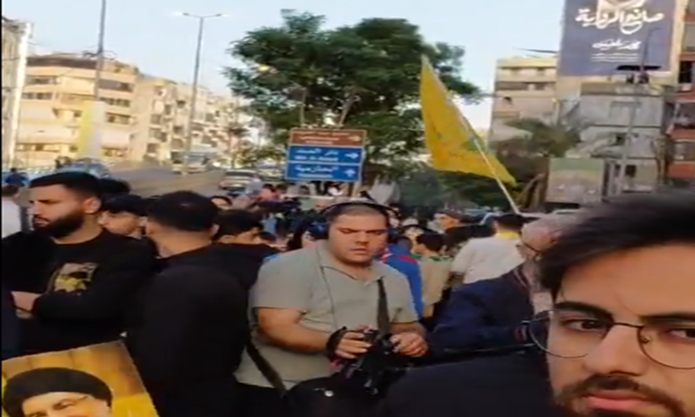 صور نصرالله على طريق المطار بإنتظار البابا!