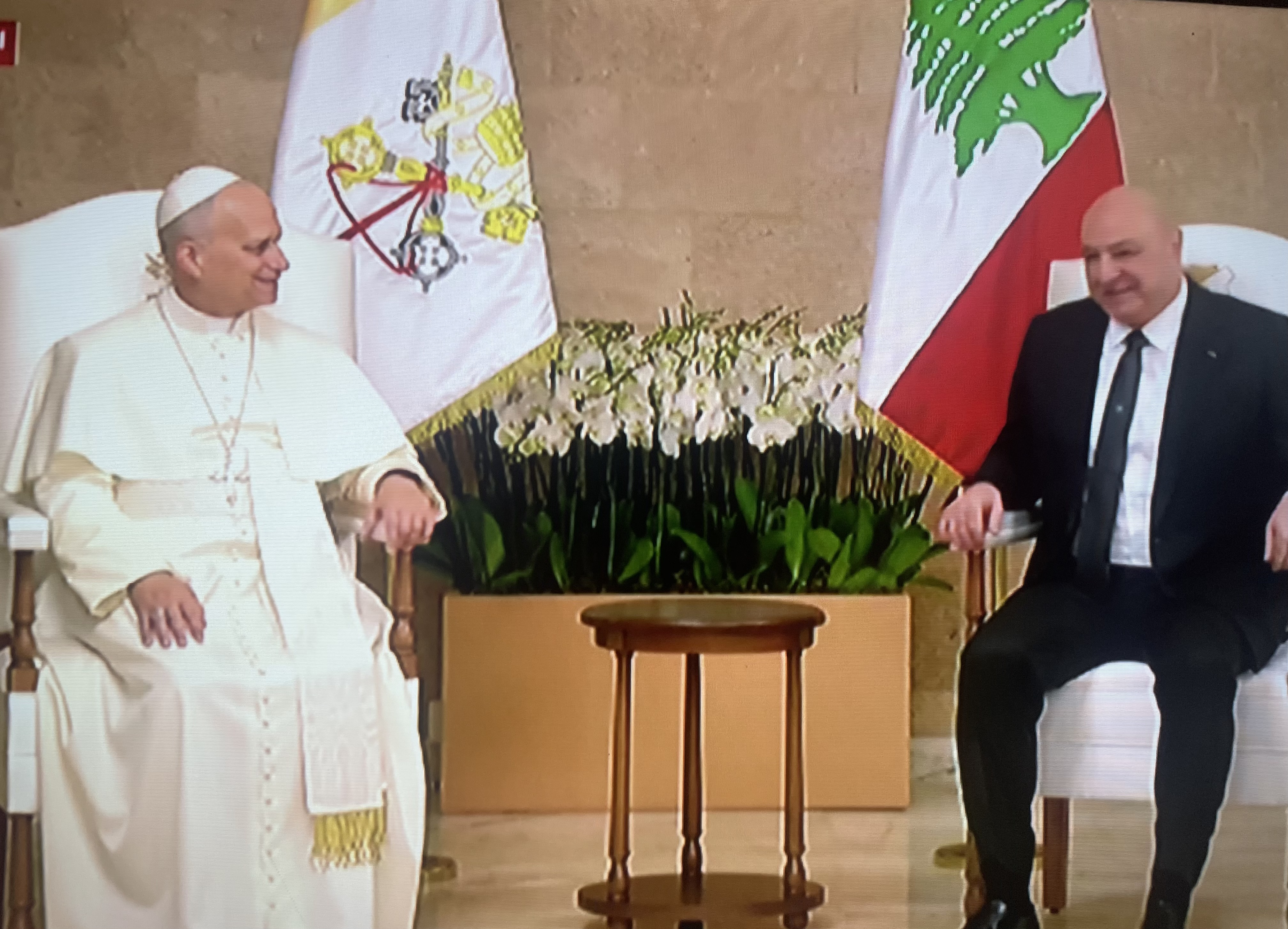 استقبال شعبي حاشد للبابا لاوون الرابع عشر رغم الأمطار قبل وصوله إلى القصر الجمهوري في بعبدا