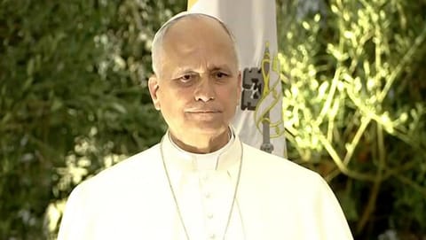 بالفيديو: أحفاد الرئيس عون يرحّبون بالبابا لاوون الرابع عشر برمزَي السلام والمحبة