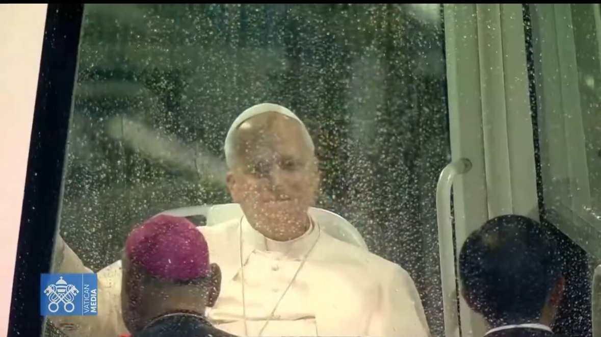 البابا لاوون الرابع عشر يصل إلى مقرّ إقامته في السفارة البابوية في حريصا وسط حشود شعبية مرحّبة