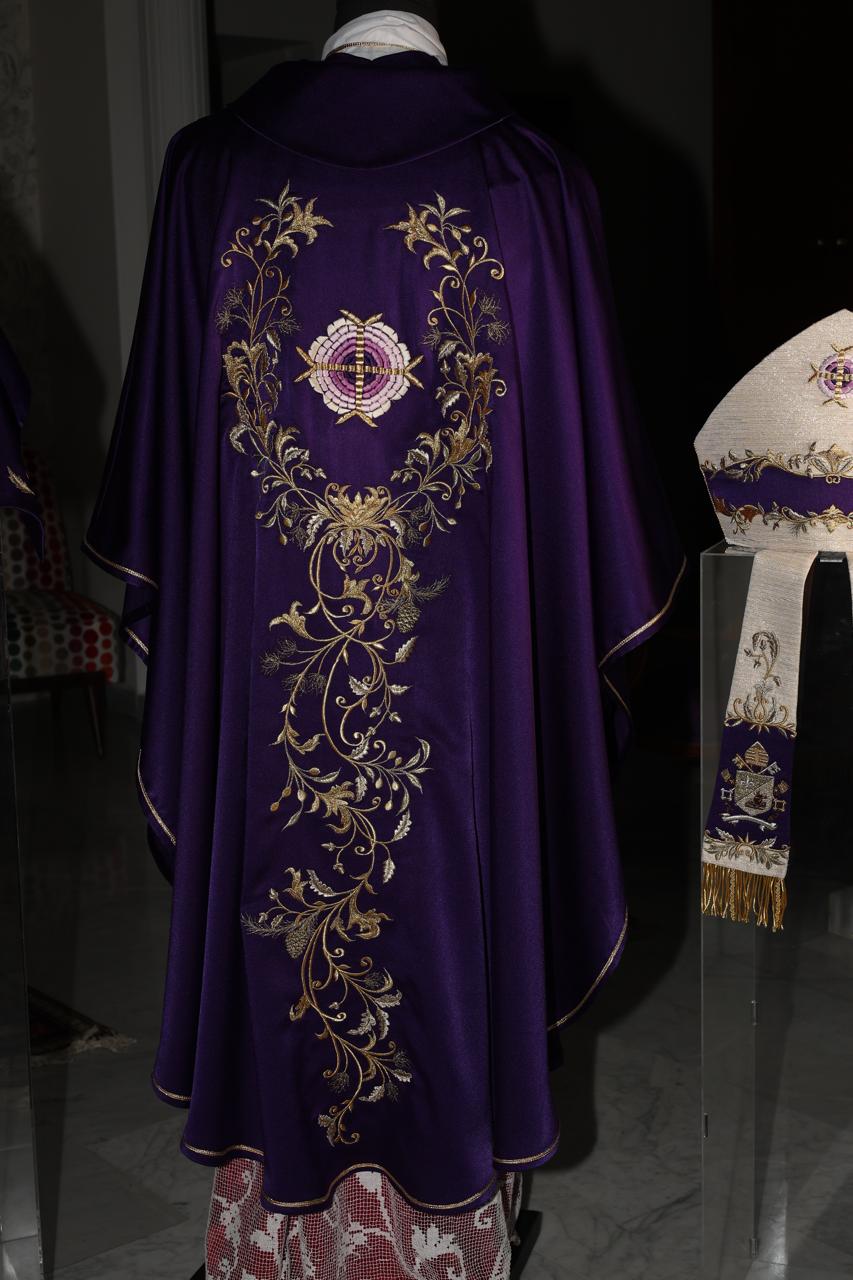 لمسات ليتورجية لبنانية ترافق زيارة البابا لاوون الرابع عشر: ثلاثة ألبسة خاصة بثلاث محطات روحية