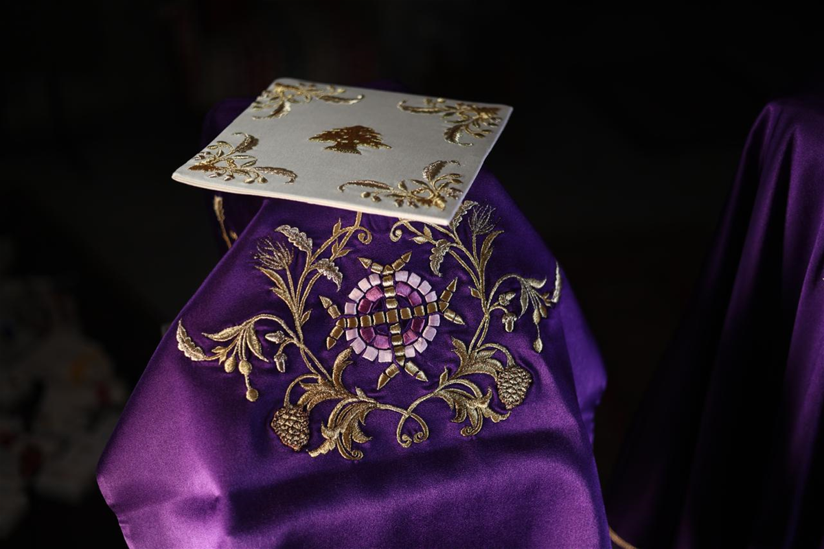 لمسات ليتورجية لبنانية ترافق زيارة البابا لاوون الرابع عشر: ثلاثة ألبسة خاصة بثلاث محطات روحية