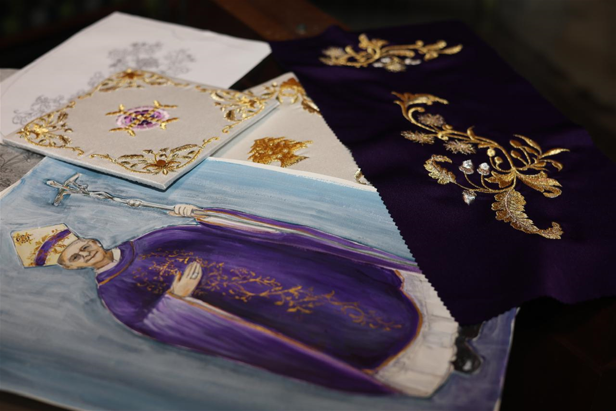 لمسات ليتورجية لبنانية ترافق زيارة البابا لاوون الرابع عشر: ثلاثة ألبسة خاصة بثلاث محطات روحية