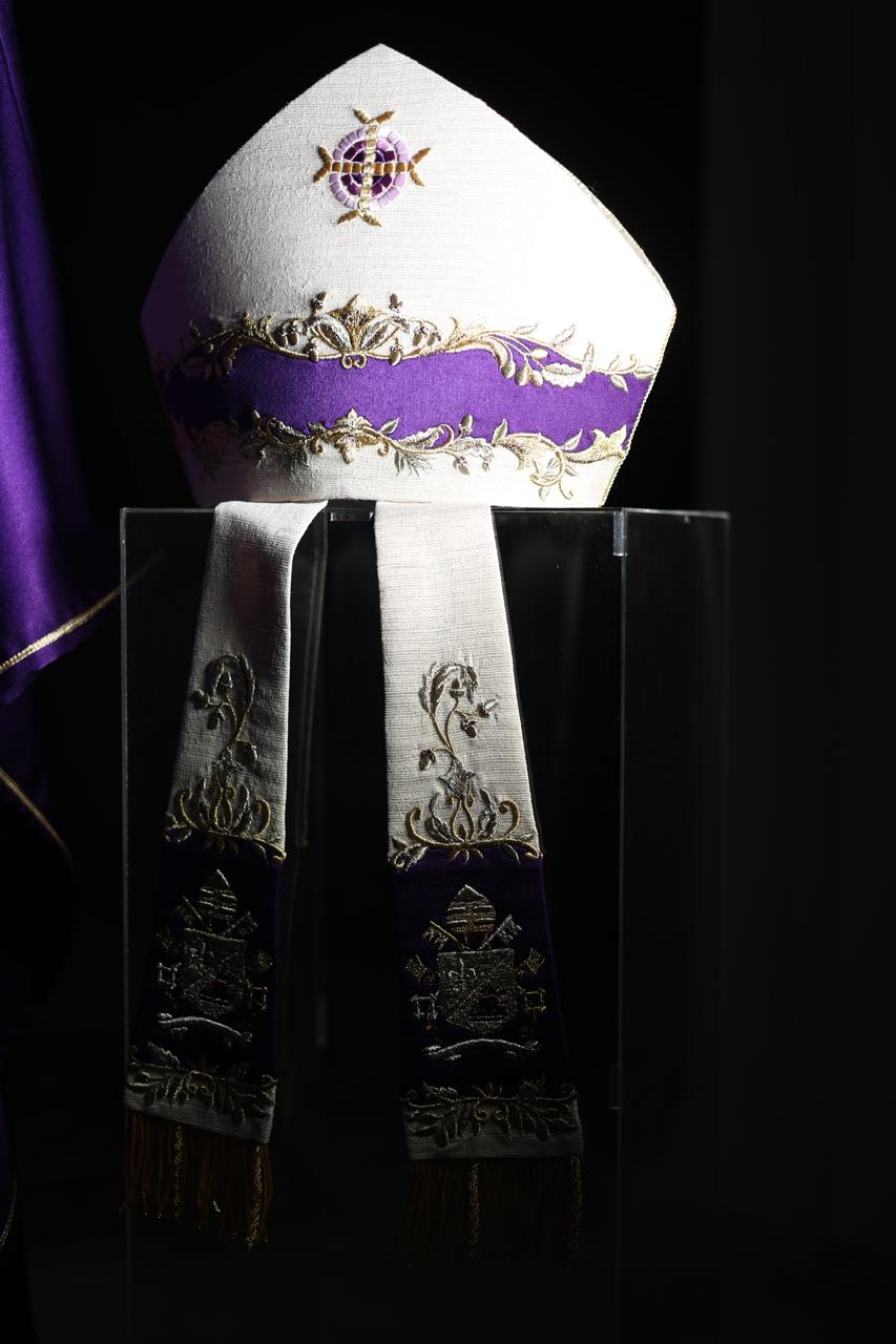 لمسات ليتورجية لبنانية ترافق زيارة البابا لاوون الرابع عشر: ثلاثة ألبسة خاصة بثلاث محطات روحية