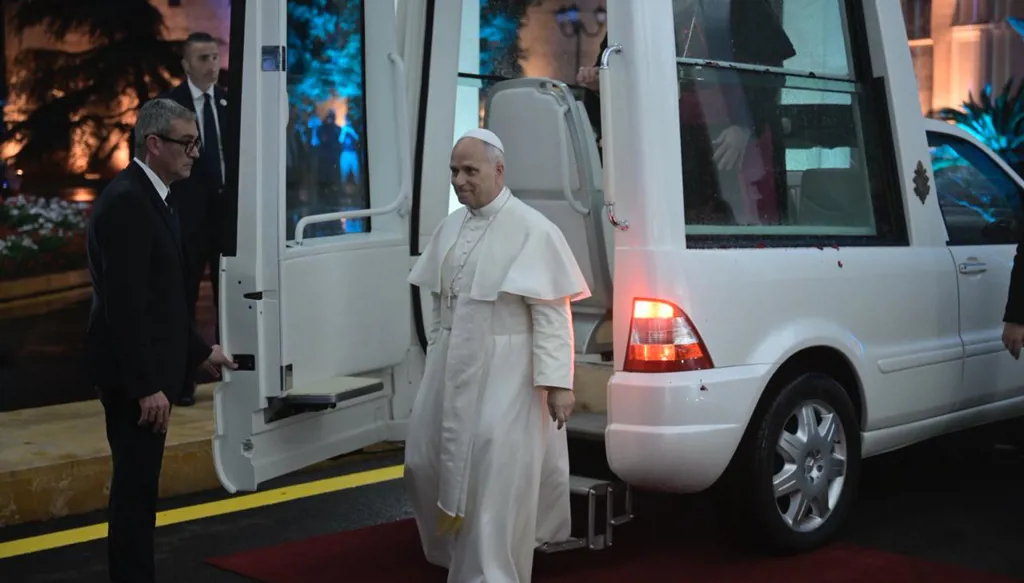 البابا صارخاً من لبنان: أنتم شعب لا يستسلم... مشهد 