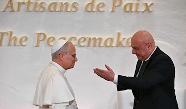 البابا في لبنان: رئيس الجمهورية يَلجُمُ محاولات عزله... وحزب الله يفرضُ نفسه