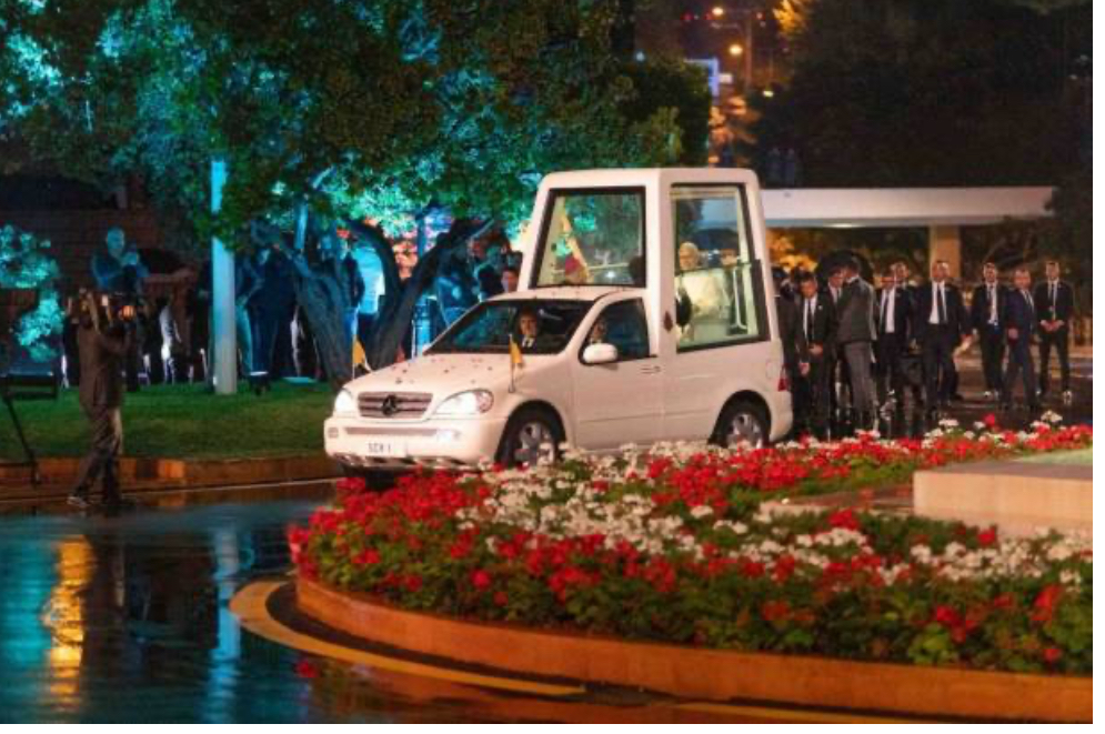 قداسة البابا في لبنان... زيارة أمل لوطن يبحث عن قيامته<br />
تراجع العمليّات العسكريّة الإسرائيليّة مع وصول الحبر الأعظم<br />
مشهد استقبال لافت في الضاحية... واستياء «قواتي» لعدم دعوة جعجع !