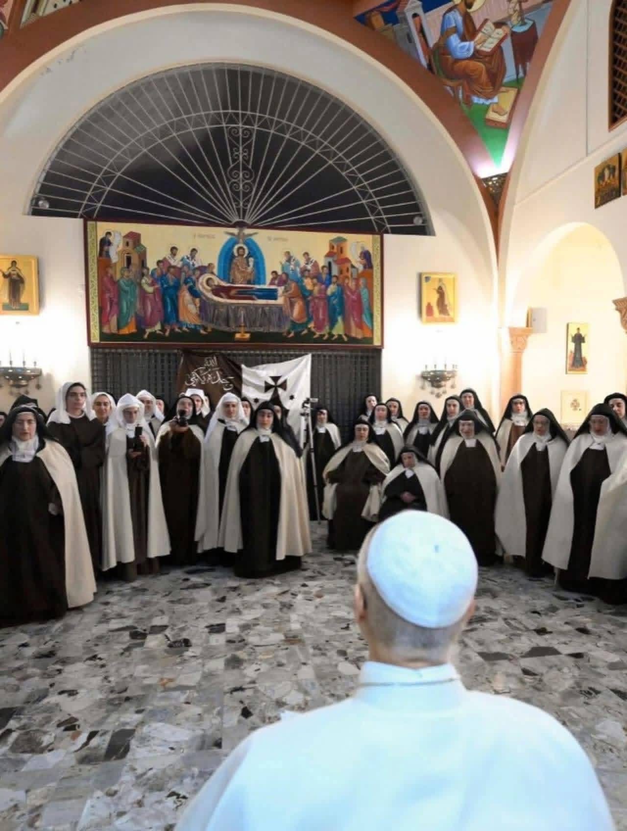 البابا لاوون الرابع عشر في دير الكرمليات: زيارة روحية ركّزت على التواضع والصلاة والتضحية