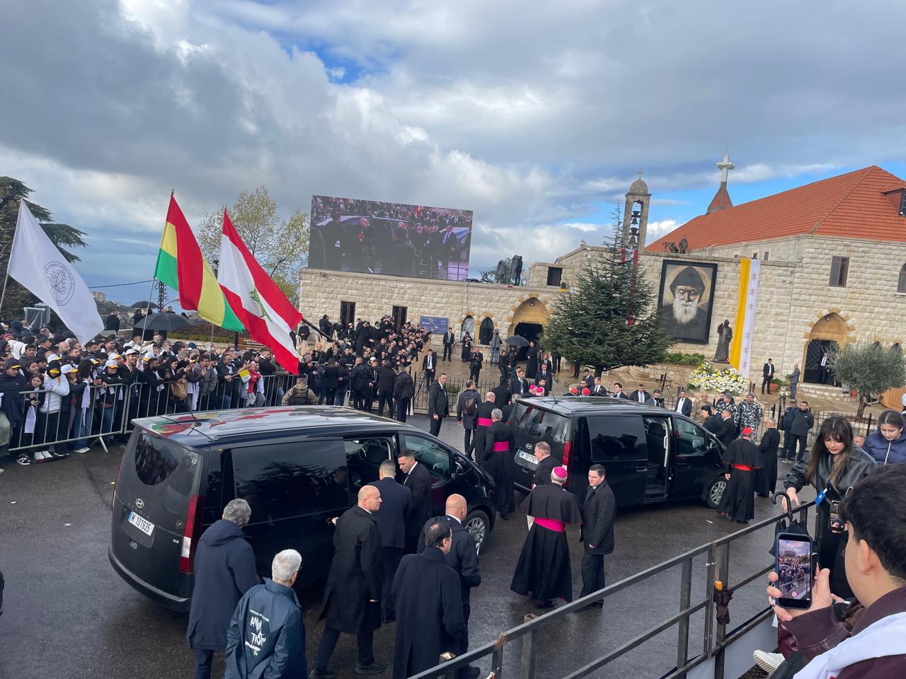 عون يستقبل البابا لاوون الرابع عشر في عنايا وسط حشود لبنانية ضخمة