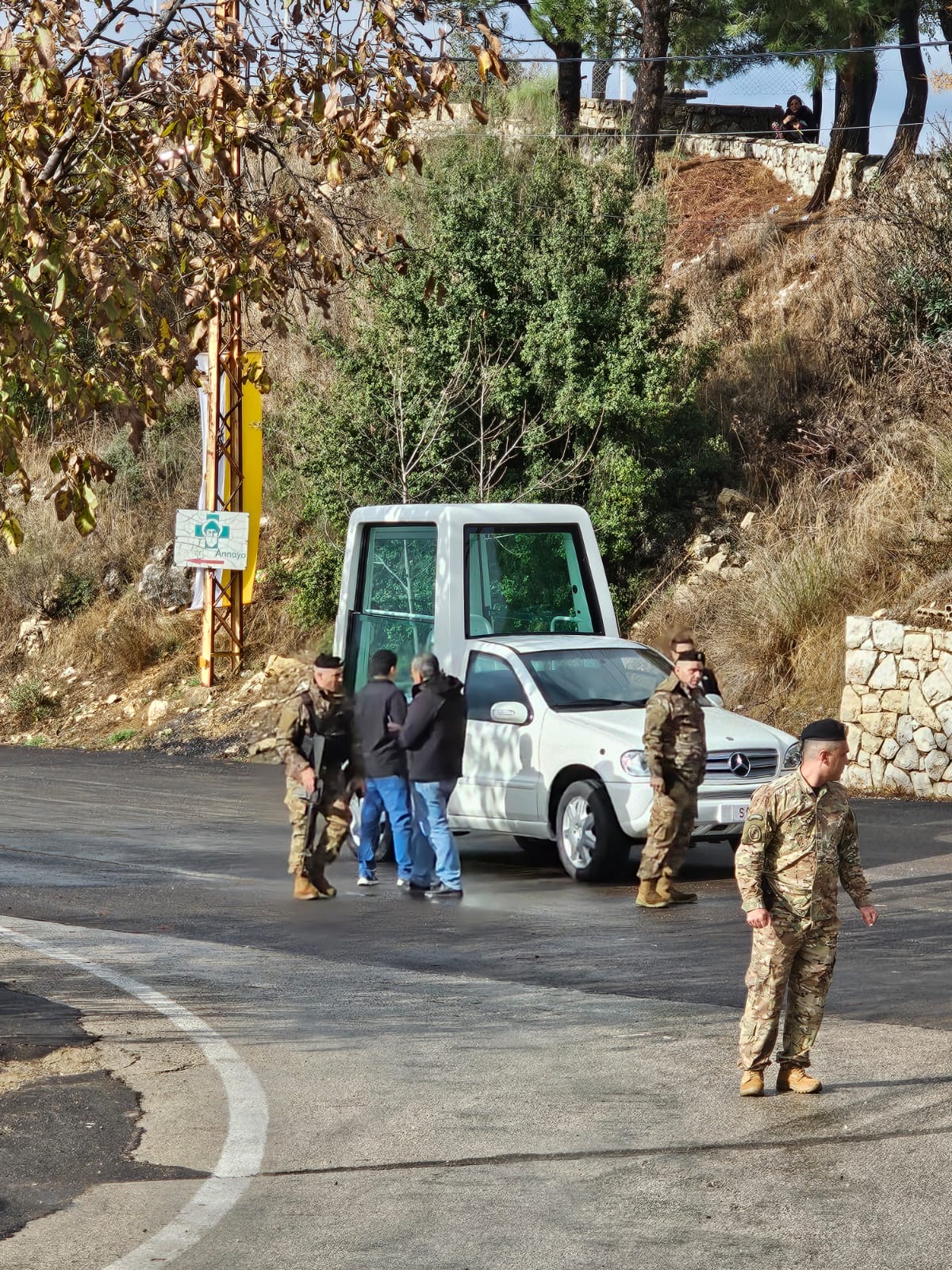 وصول سيارة البابا الى مدخل دير مار مارون - عنايا