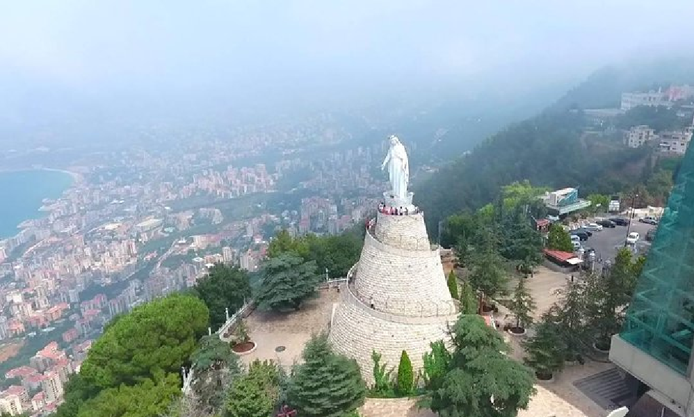 توافد رجال الدين إلى حريصا للقاء البابا