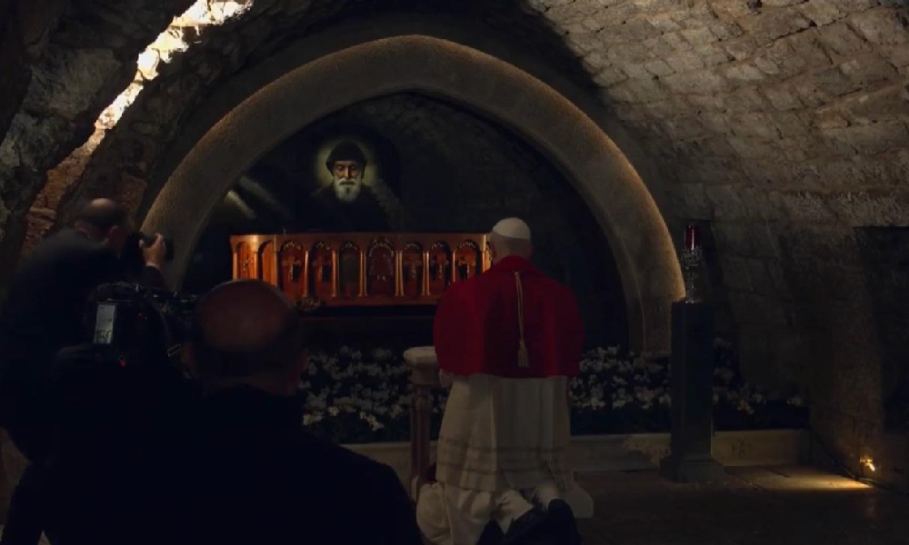 البابا لاوون يجثو أمام ضريح القديس شربل