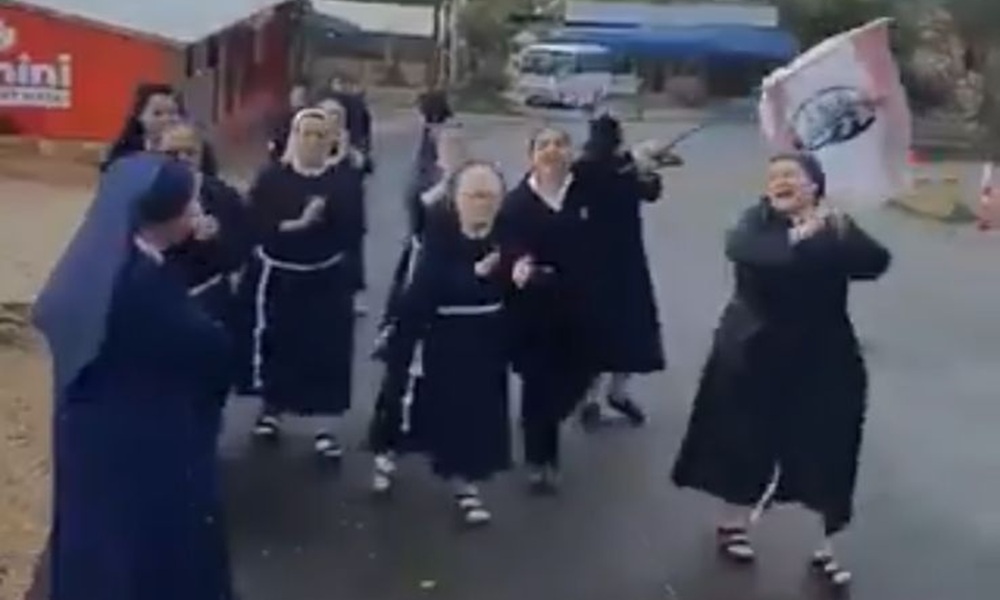 فرحة راهبات الصليب بلقاء البابا!