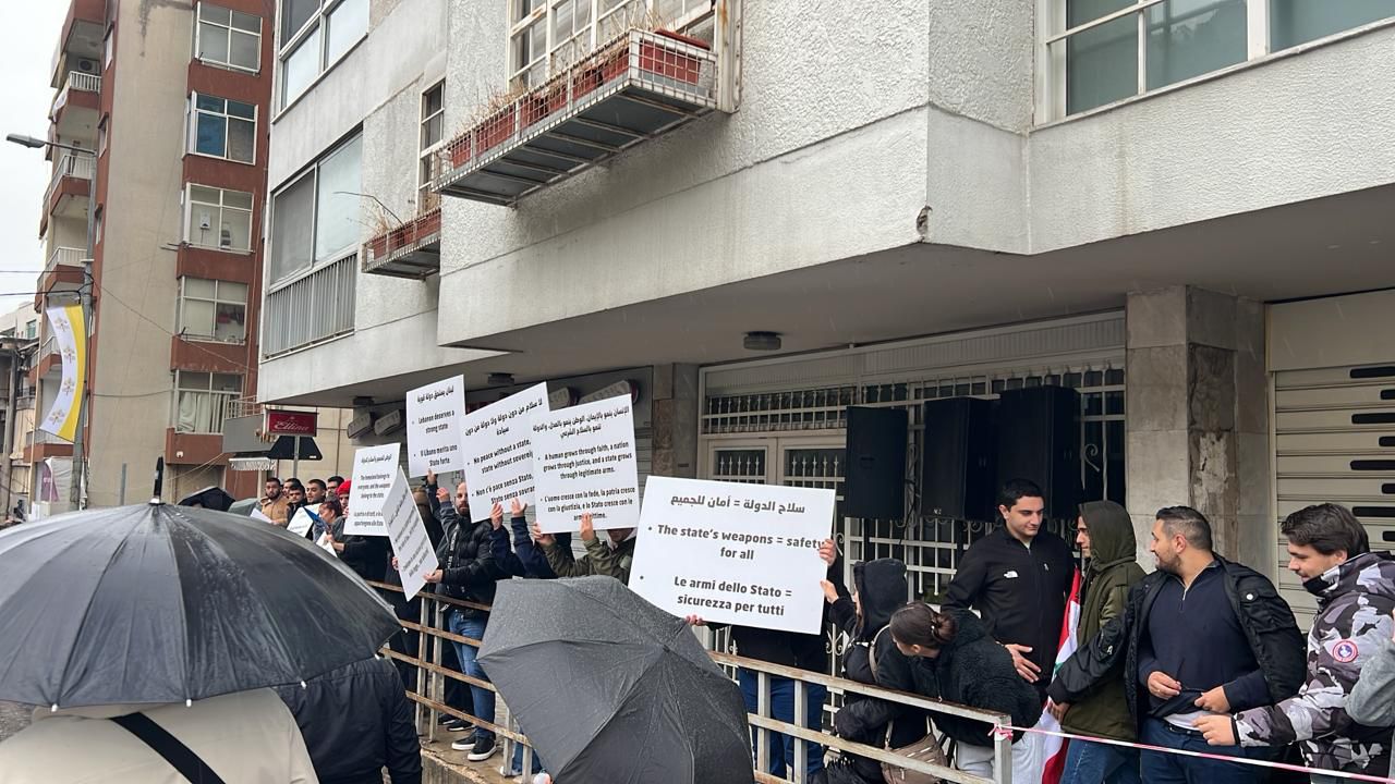 وقفة رمزية لطلاب القوات اللبنانية ترحّب بقدوم البابا وتؤكد الثوابت السيادية