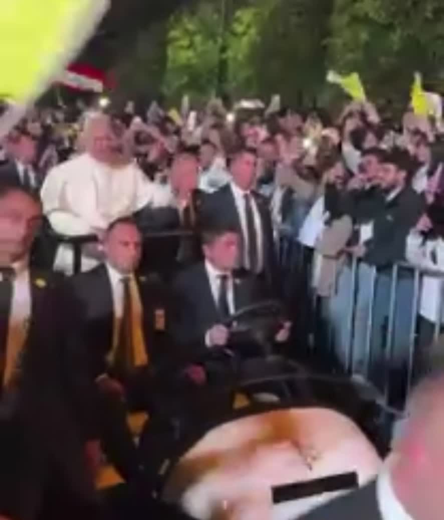 بالفيديو: البابا بلا زجاج عازل.. بين الشبيبة!