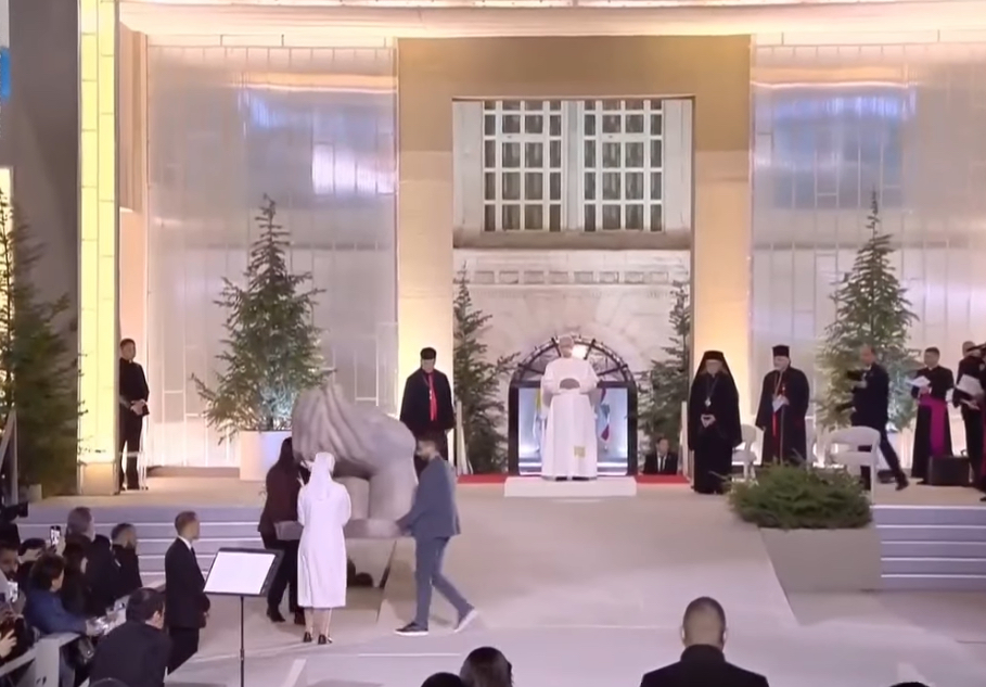 عرضٌ تمثيلي مؤثّر لشبيبة لبنان أمام البابا لاوون في بكركي يجسّد آلام الوطن ورسائل رجاء وسلام