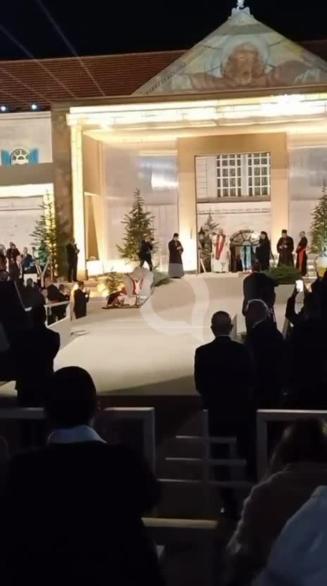 بالفيديو - شابّ يتجاوز الأمن في بكركي ويركع أمام البابا لاوون… والبابا يطلب عدم التدخّل
