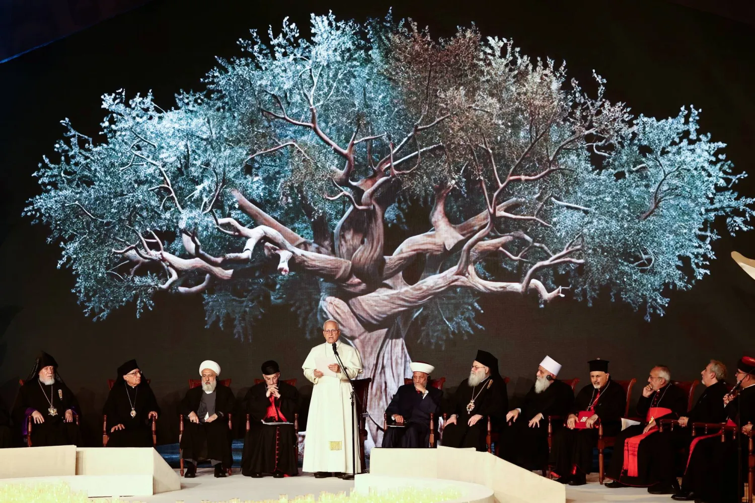 إسرائيل ترفع منسوب تهديداتها للبنان<br />
رؤساء الطوائف عهدوا بقضية وطنهم إلى البابا