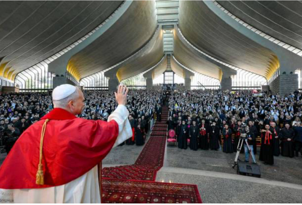 زيتونة مباركة وزهرة مريميّة... البابا للشبيبة: السلام لكم<br />
العدّ التنازلي للزيارة التاريخيّة بدأ... ماذا عن اليوم التالي؟<br />
«عجقة» وفود «وتهويل»... ووعد بابوي بحَراك ديبلوماسي