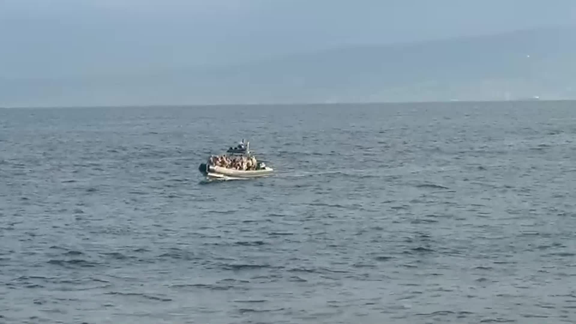 باصات تقل مئات المواطنين إلى الواجهة البحرية  للمشاركة في قداس البابا ودوريات بحرية للجيش