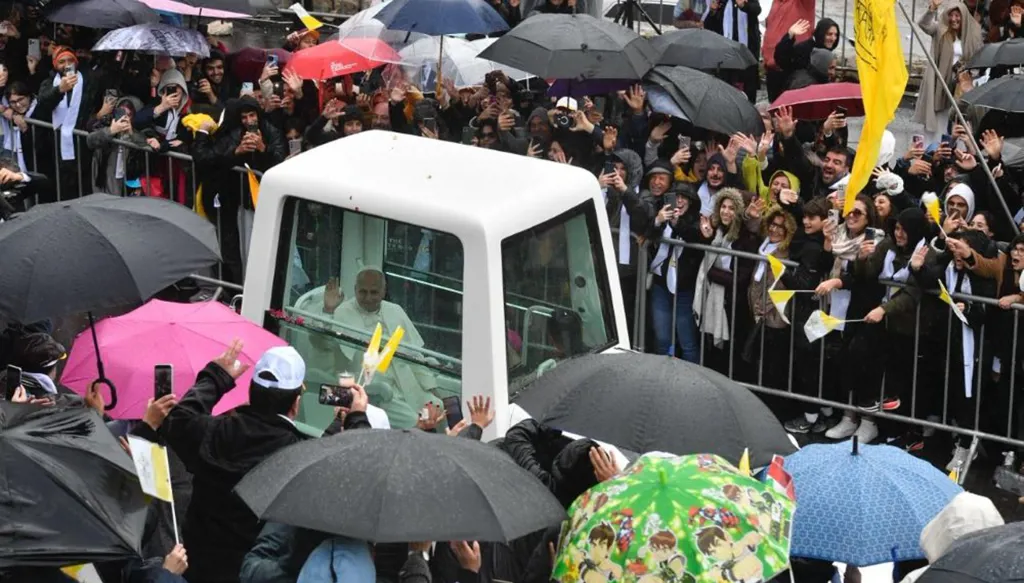 انطلاق موكب البابا من السفارة البابوية باتجاه مستشفى دير الصليب… وقرع الأجراس في جل الديب