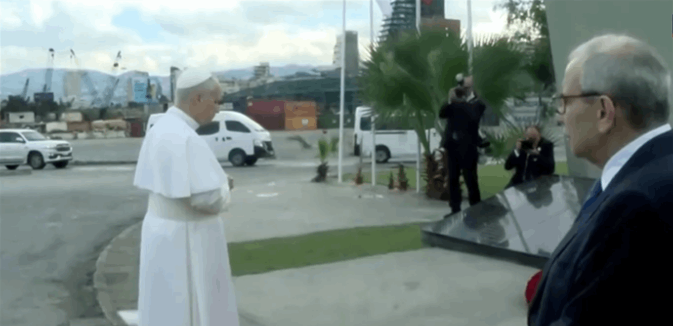 وضع إكليل زهور وصافح الأهالي.. البابا زار مرفأ بيروت وصلى على أرواح الضحايا