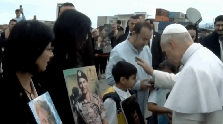 وضع إكليل زهور وصافح الأهالي.. البابا زار مرفأ بيروت وصلى على أرواح الضحايا