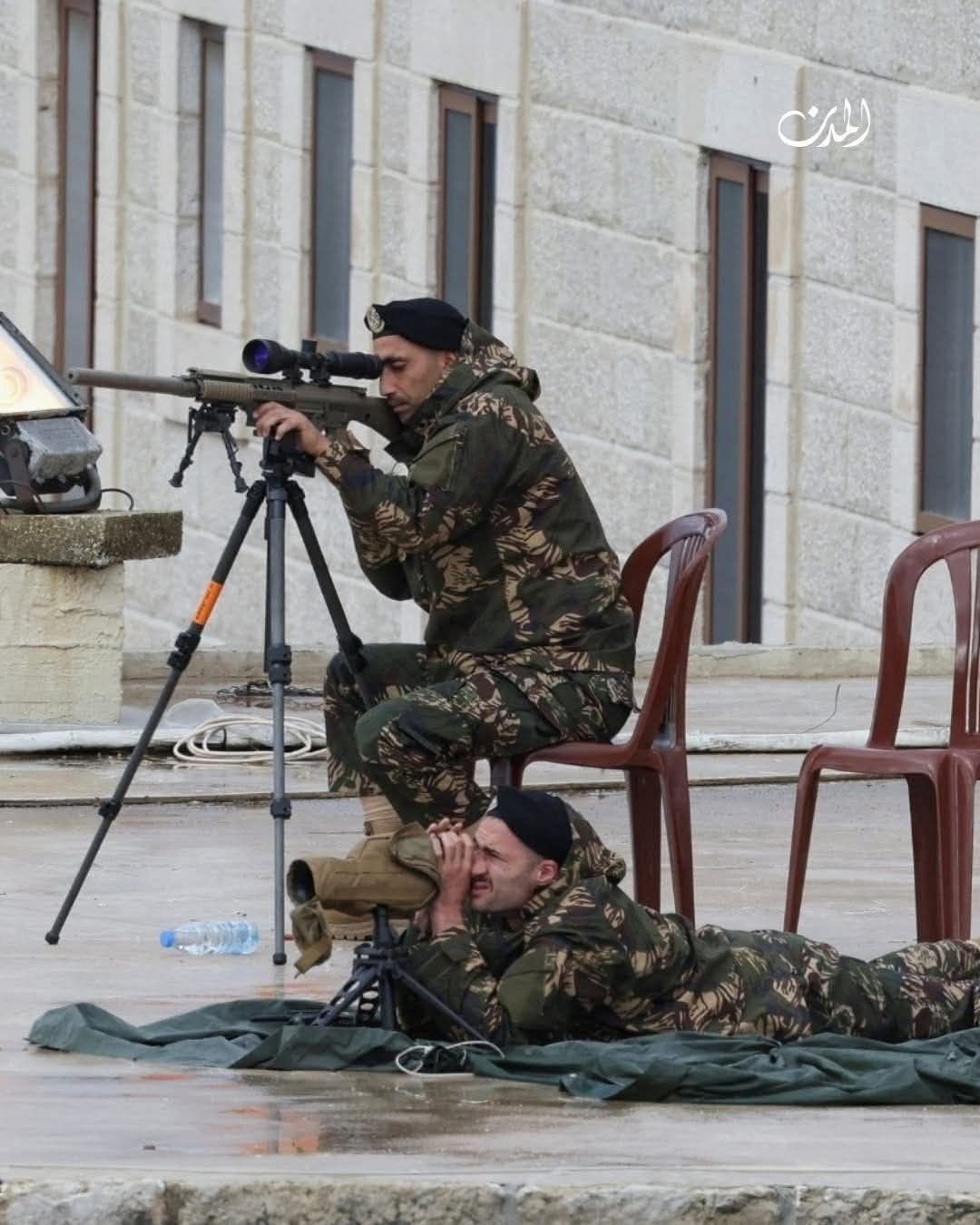 قناصون من الجيش اللبناني ينتشرون في عنايا لتأمين زيارة البابا لاوون الرابع عشر… ووكالات عالمية توثّق المشهد