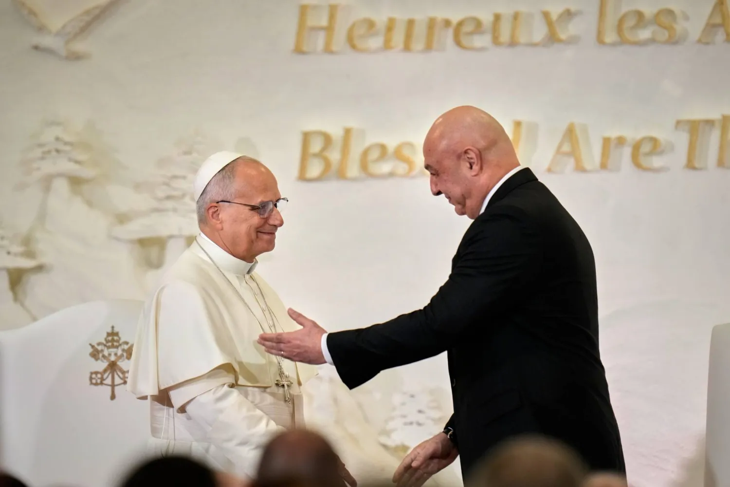 أسئلة وسجالات بعد تغيّب رؤساء أحزاب عن استقبال البابا<br />
نائب يتقدم باقتراح لتعديل مرسوم متصل بالبروتوكول