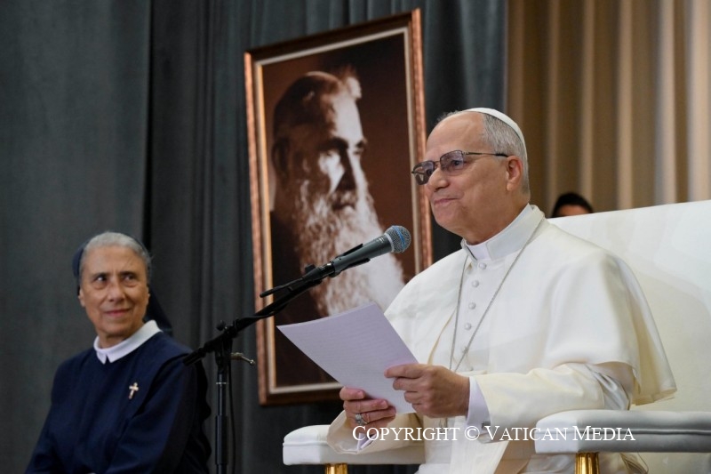 يومٌ من نور… عندما غنى مرضى دير الصليب للبابا: 