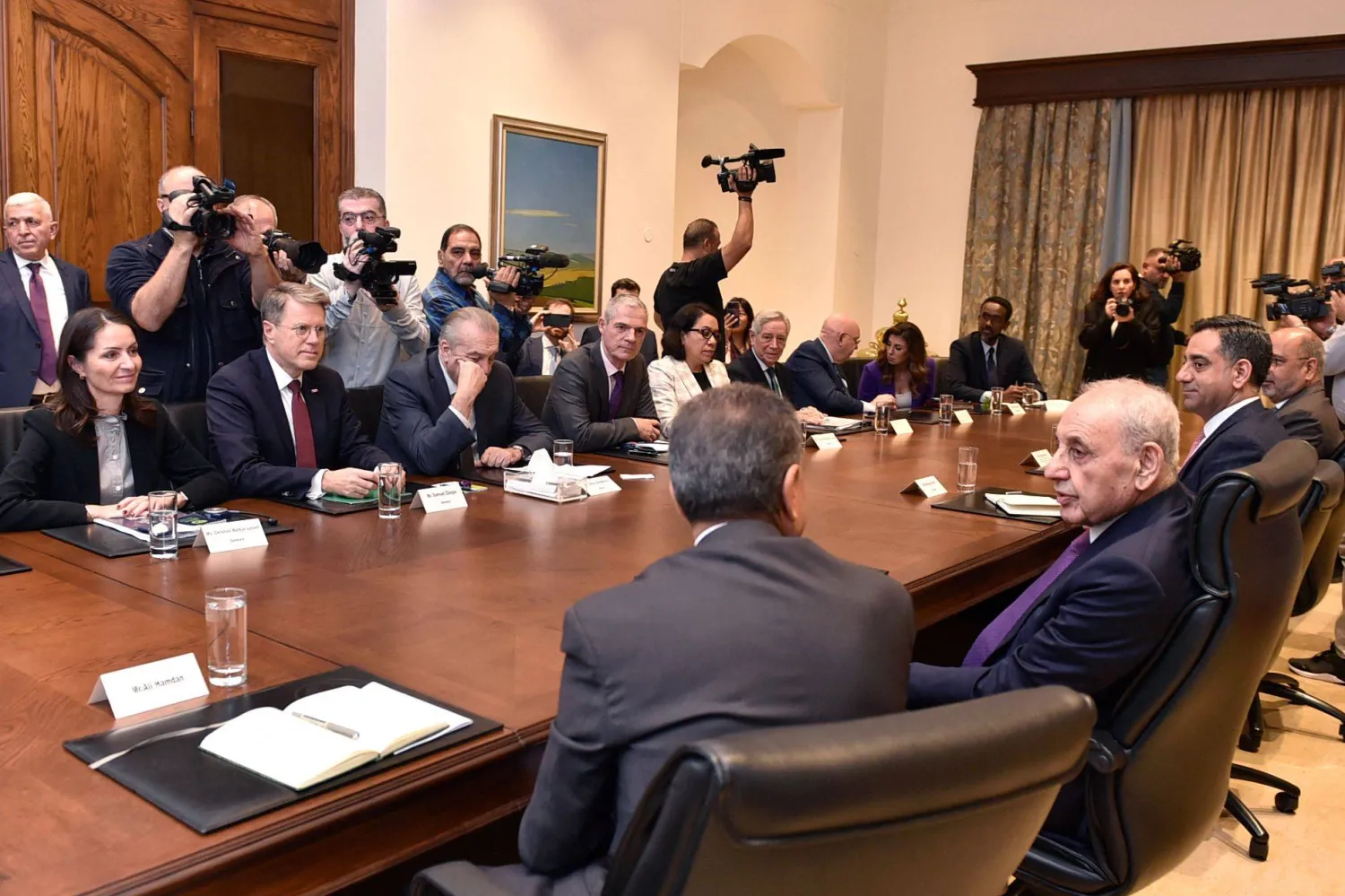 توافق رئاسي ثلاثي لبناني على الجانب «التقني - الأمني» للمفاوضات<br />
مصادر وزارية ترى أن «حزب الله» لن يكسرها مع عون ويُهدد تحالفه ببري