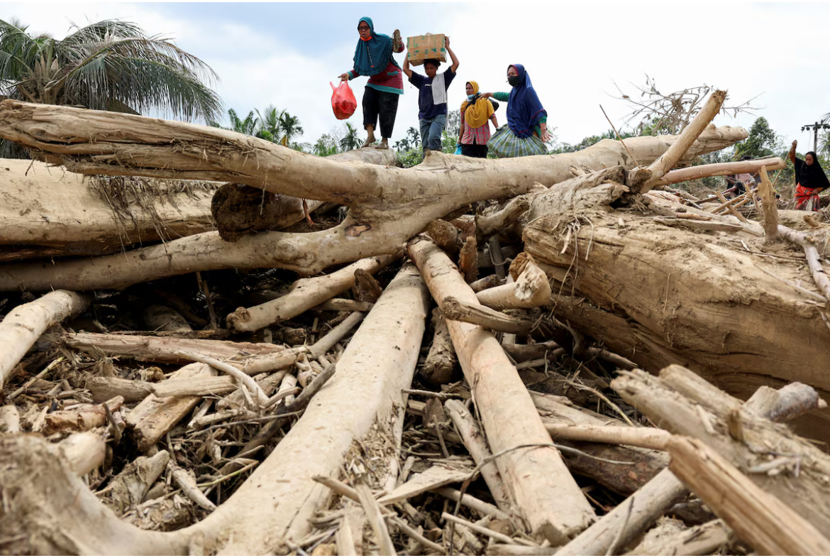 كارثة سومطرة: أكثر من 900 ضحية وعزلة كاملة تدفع السكان لعبور الدمار طلبًا للمساعدة