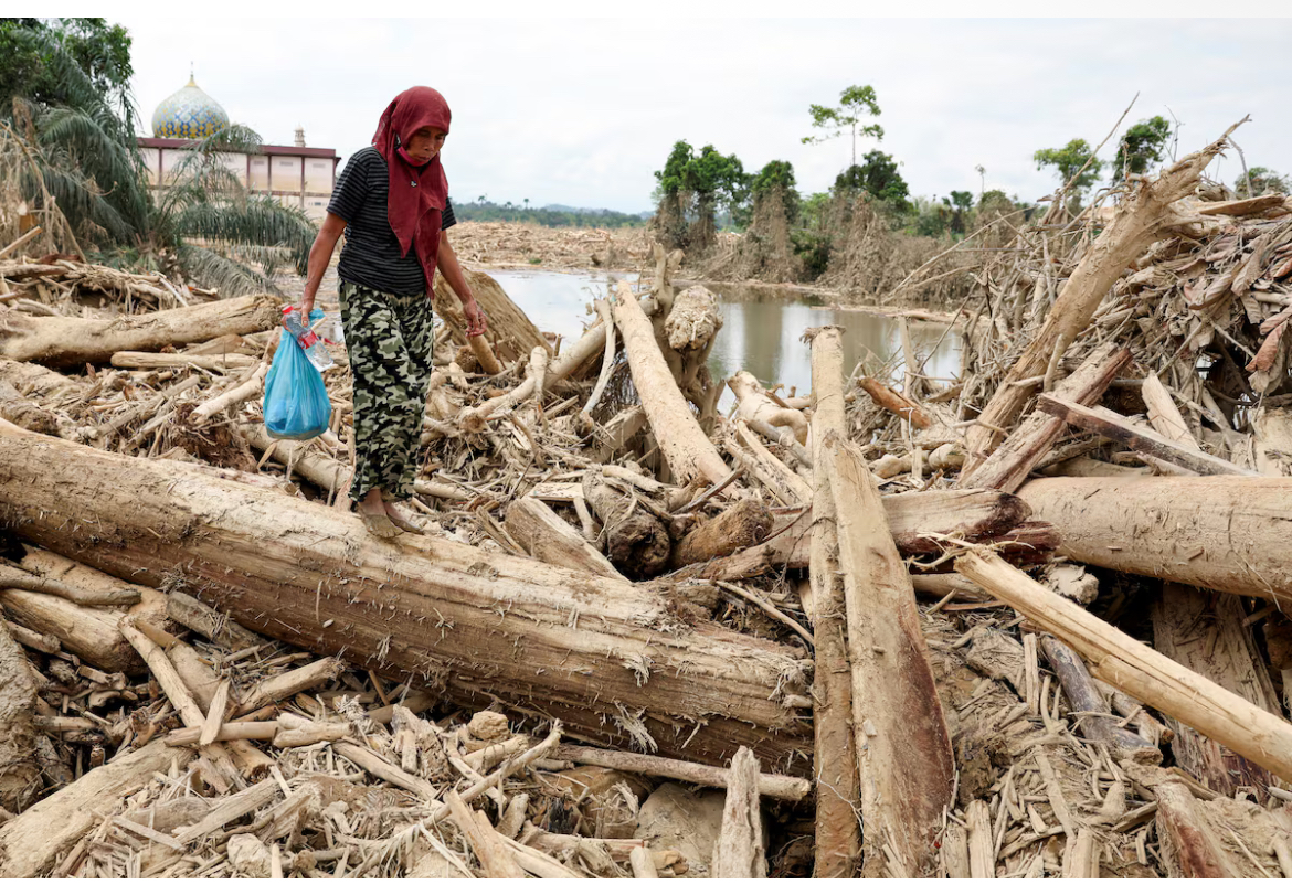 كارثة سومطرة: أكثر من 900 ضحية وعزلة كاملة تدفع السكان لعبور الدمار طلبًا للمساعدة